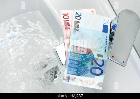 Euro Geld vom Fass und fließendes Wasser Stockfoto