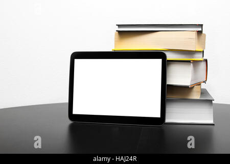 leere digital-Tablette und Stapel Bücher Stockfoto