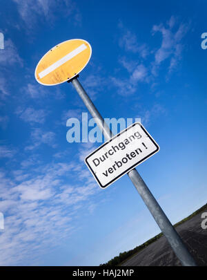 Verwitterte "No Entry" (Deutsch: "Durchgang Verboten") Zeichen am verlassenen Sperrgebiet. Strahlend blauer Himmel im Hintergrund Stockfoto