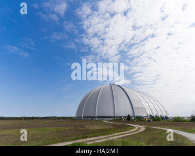 "Tropical Island" Resort und Themenpark in Brandenburg, Deutschland, untergebracht in der ehemaligen Luftschiffhalle der Cargolifter "Aerium". Stockfoto