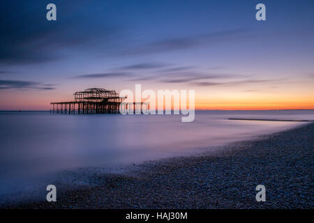 Sonnenuntergang an der West Pier zu beruhigen Stockfoto