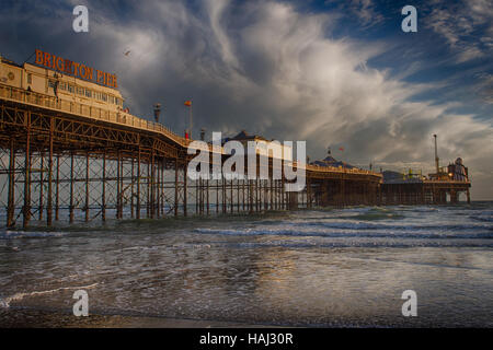 Brighton Pier mit dramatische Wolken Stockfoto