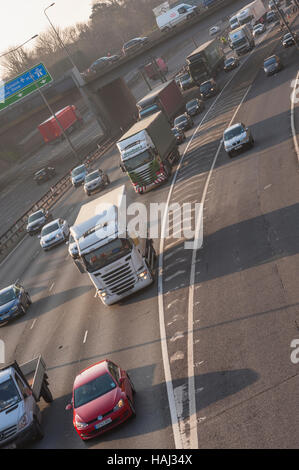 Verkehr-Warteschlangen auf den Zufahrtsstraßen in Richtung der Dartford Crossing mit 40 km/h Höchstgeschwindigkeit und Caiution Anzeichen. Stockfoto