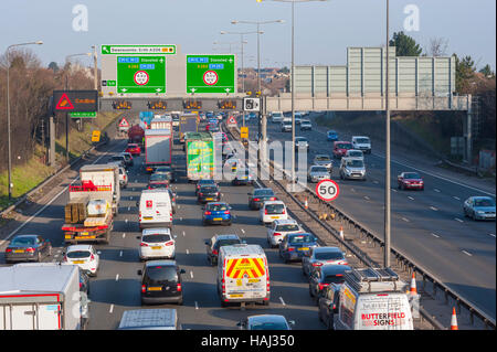 Verkehr-Warteschlangen auf den Zufahrtsstraßen in Richtung der Dartford Crossing mit 40 km/h Höchstgeschwindigkeit und Caiution Anzeichen. Stockfoto