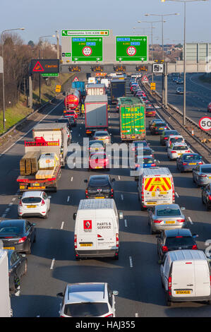 Verkehr-Warteschlangen auf den Zufahrtsstraßen in Richtung der Dartford Crossing mit 40 km/h Höchstgeschwindigkeit und Caiution Anzeichen. Stockfoto