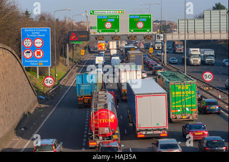 Verkehr-Warteschlangen auf den Zufahrtsstraßen in Richtung der Dartford Crossing mit 40 km/h Höchstgeschwindigkeit und Caiution Anzeichen. Stockfoto