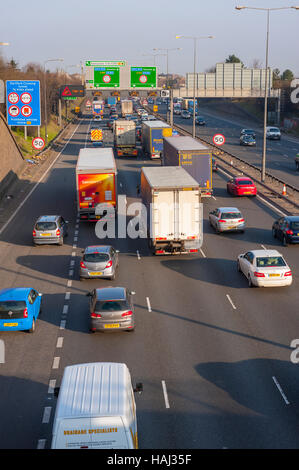 Verkehr-Warteschlangen auf den Zufahrtsstraßen in Richtung der Dartford Crossing mit 40 km/h Höchstgeschwindigkeit und Caiution Anzeichen. Stockfoto