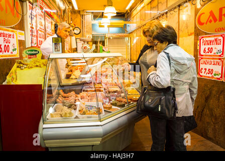 Palermo, Sizilien, Italien, italienische Frauen wählen Fleisch bei Metzger's in Mercato della Vucciria. Stockfoto