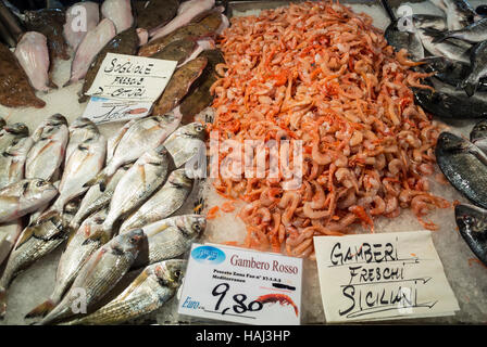 Venedig, Italien, Garnelen und Fisch auf dem Rial Food Market, nur Editorial. Stockfoto