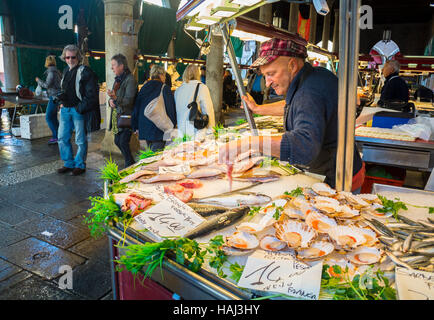 Rialtobrücke Fischmarkt Venedig Italien Stockfoto