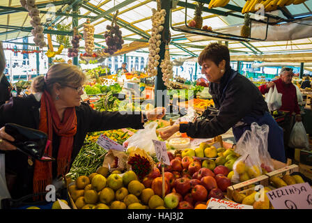 Venedig, Italien, Italienerin, die Obst auf dem Lebensmittelmarkt in Rialto kauft (Mercato di Rialto), nur Editorial. Stockfoto