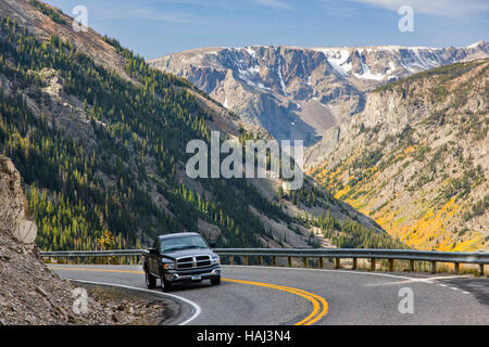 Pick-up-Truck auf der Beartooth Scenic Byway (RT. 212) überquert Beartooth Pass (10.947') zwischen Cooke City, Wyoming, und Red Lodge, Montana, USA Stockfoto