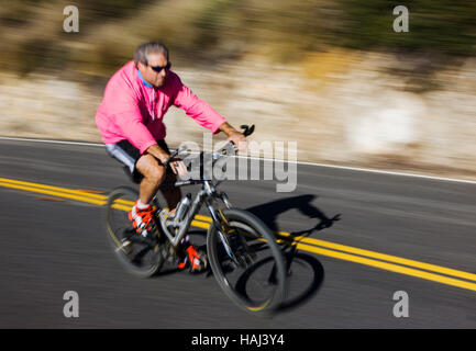 Mann in einer Unschärfe der Bewegung mit dem Fahrrad auf einer Straße in der Nähe von RT. 1 und Malibu, Kalifornien, USA Stockfoto