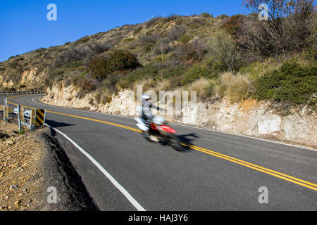 Aktion zu verwischen, der ein Motorradfahrer auf einer Straße in der Nähe von RT. 1 und Malibu, Kalifornien, USA Stockfoto