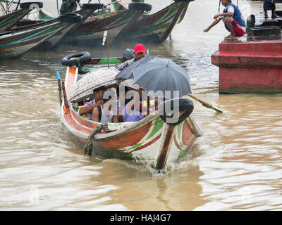 Passagier-Fähre über den Yangon Fluss vom Botahtaung Steg an einem regnerischen Tag. Stockfoto