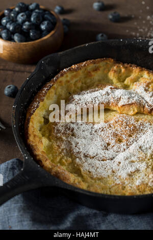 Hausgemachte holländische Baby Pfannkuchen mit Heidelbeeren und Puderzucker Stockfoto