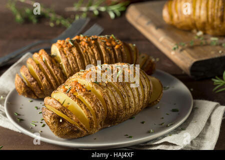 Hausgemachte kitschig Hasselback Kartoffeln mit frischen Kräutern Stockfoto