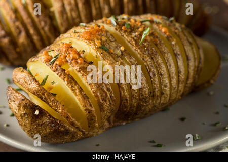 Hausgemachte kitschig Hasselback Kartoffeln mit frischen Kräutern Stockfoto