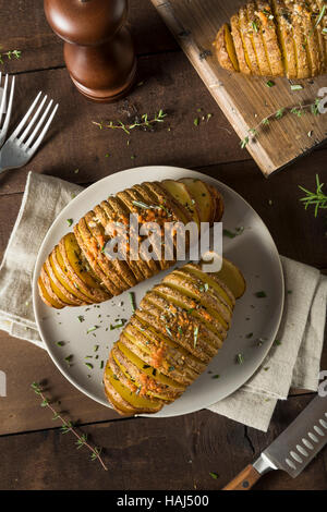 Hausgemachte kitschig Hasselback Kartoffeln mit frischen Kräutern Stockfoto