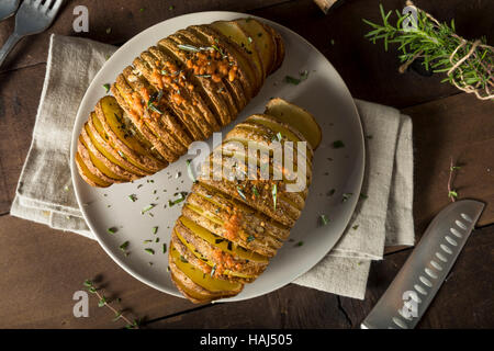 Hausgemachte kitschig Hasselback Kartoffeln mit frischen Kräutern Stockfoto