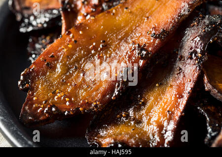 Hausgemachte vegane König Austernpilz Speck mit Salz und Pfeffer Stockfoto