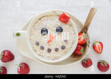 Schneemann Brei Haferflocken Frühstück, Spaß Weihnachten Essen Kunst für Kinder Stockfoto