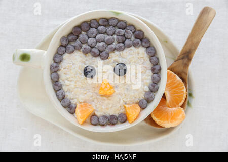 Pinguin Brei Haferflocken Frühstück, Spaß Weihnachten Essen Kunst für Kinder Stockfoto