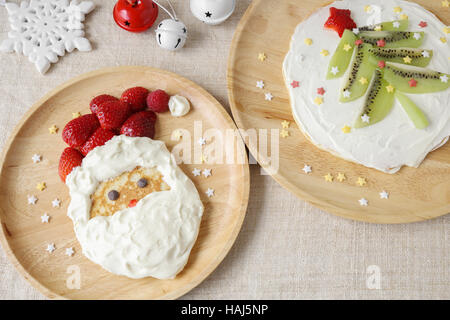 Lustige Weihnachtsmann und Weihnachtsbaum Pfannkuchen Frühstück für Kinder Stockfoto