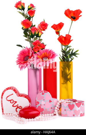 Blumen in Vasen, rotes Herz Kerze, Halsketten, Geschenk-Boxen, die isoliert auf weißem Hintergrund. Stockfoto