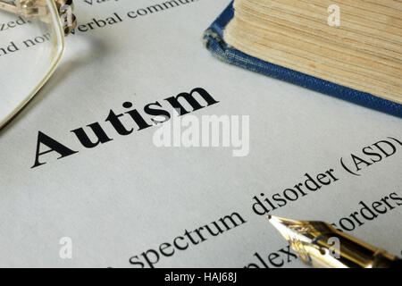Autismus-Spektrum-Störungen Ass auf ein Papier geschrieben. Stockfoto