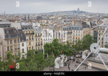 Paris-Blick auf einen bewölkten Tag, das Stadtzentrum und die Basilika des Heiligen Herzen von Paris in der Ferne. Stockfoto