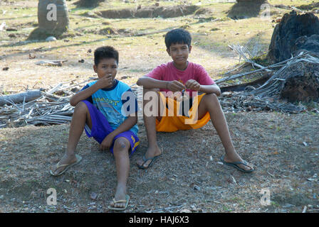 Zwei jungen im Dschungel, Lawigan, San, Joaquin, Iloilo, Philippinen. Stockfoto