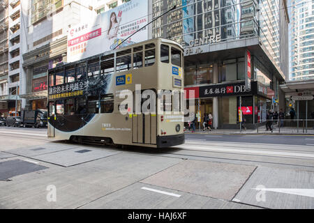 Doppelstock-Straßenbahn der Hong Kong Tramways mit Straßenbahn Körper Werbung Stockfoto
