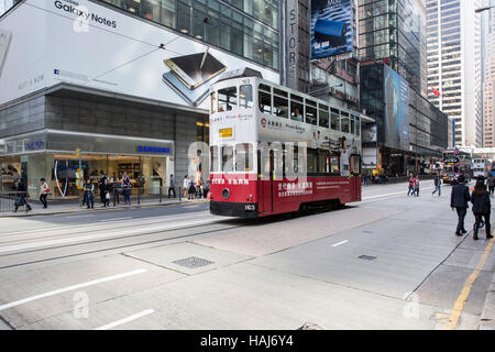 Doppelstock-Straßenbahn der Hong Kong Tramways mit Straßenbahn Körper Werbung Stockfoto