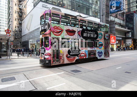 Doppelstock-Straßenbahn der Hong Kong Tramways mit Straßenbahn Körper Werbung Stockfoto