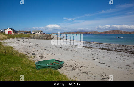 White Sand Strand schottischen Insel Iona Schottland uk Inneren Hebriden mit Boot Stockfoto