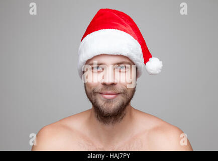 Porträt von ein gut aussehender Mann mit Bart tragen eine Weihnachtsmütze Stockfoto
