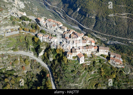 LUFTAUFNAHME. Mittelalterliches Dorf auf einem schmalen Kalksteinkamm über dem Tinée-Tal. Bairols, Alpes-Maritimes, Frankreich. Stockfoto