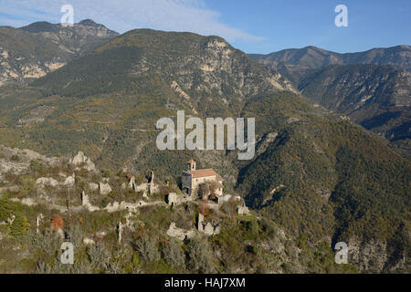 LUFTAUFNAHME. Isolierte, hochgelegene Kapelle in einem verlassenen Weiler hoch über dem Tinée-Tal. Tournefort, Alpes-Maritimes, Frankreich. Stockfoto