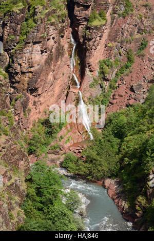 Der Amen-Wasserfall mündet in den Var-Fluss in der spektakulären Daluis-Schlucht. Guillaumes, Alpes-Maritimes, Frankreich. Stockfoto