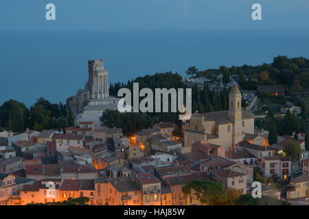 Trophäe des Augustus; ein römisches Denkmal aus dem Jahr 6 v. Chr. mit Blick auf das Mittelmeer und das mittelalterliche Dorf La Turbie. Alpes-Maritimes, Frankreich. Stockfoto