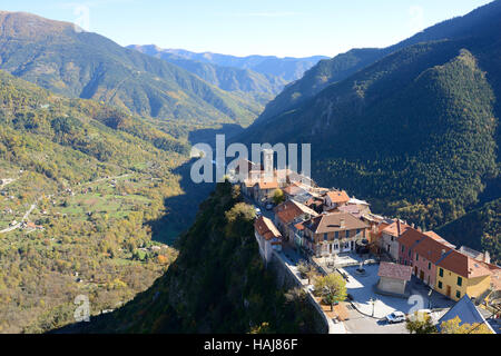 Mittelalterliches Dorf auf einem schmalen Grat mit Blick auf das Vésubie-Tal. Venanson, Alpes-Maritimes, Frankreich. Stockfoto