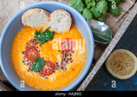 Orange vegane Gemüsesuppe (Karotten, Süßkartoffeln, Kürbis) mit Kräutern und Kokosmilch.  Perfekt für die Detox-Diät oder einfach nur eine gesunde Mahlzeit.  Liebe Stockfoto