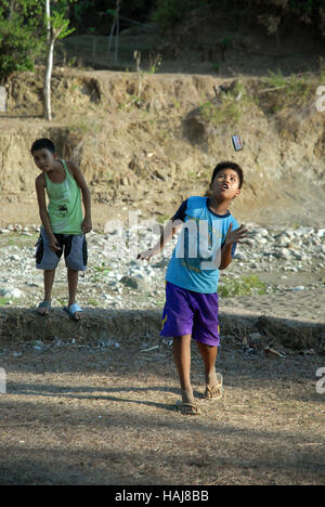 Zwei Jungen spielen, Dschungel, Lawigan, San, Joaquin, Iloilo, Philippinen. Stockfoto