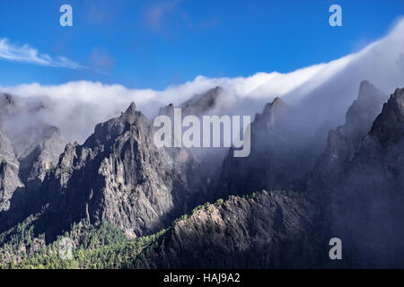 Cumbrecita Berge im Nationalpark 'Caldera de Taburiente' mit seinen charakteristischen rollenden Wolken Phänomen Stockfoto