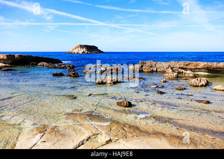 Strand von Agios Georgios mit Geronisos Island, Paphos.Cyprus Stockfoto