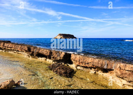 Strand von Agios Georgios mit Geronisos Island, Paphos.Cyprus Stockfoto