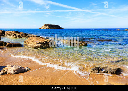 Strand von Agios Georgios mit Geronisos Island, Paphos.Cyprus Stockfoto