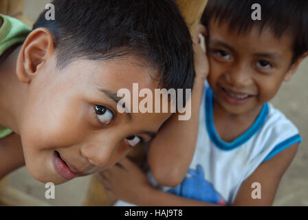 Zwei jungen im Dschungel, Lawigan, San, Joaquin, Iloilo, Philippinen. Stockfoto