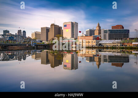 Newark, New Jersey, USA Skyline auf der Passaic River. Stockfoto